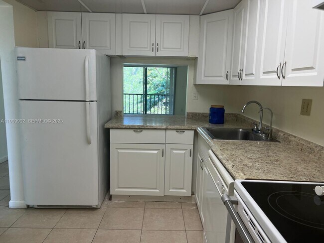 Foto del edificio - 7900 S Colony Cir