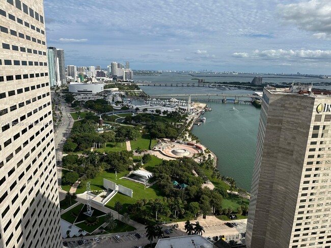 Foto del edificio - 325 S Biscayne Blvd