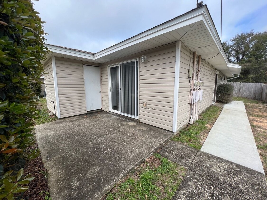 Foto del edificio - Gulf Breeze - Green Briar Estates - 2 bedroom, 1 bathroom - water and lawn care included