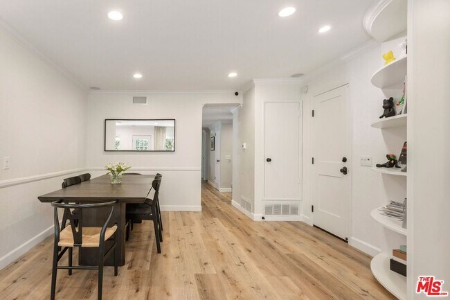 Foto del edificio - 222 Dickenson Ave