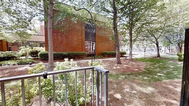 Foto del edificio - 300 Johnson Ferry Rd