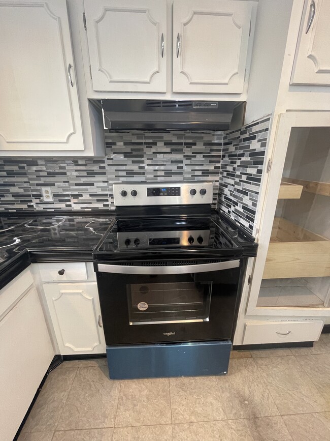 Kitchen/Stove - 2015 Harriet St