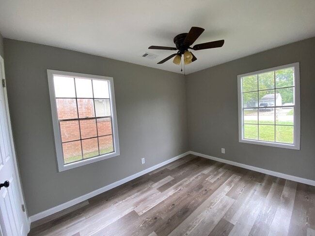 Building Photo - Remodeled 3bed/2bath house