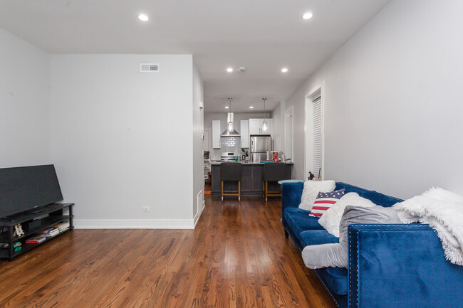 Foto del edificio - 2045 N Wolcott Ave