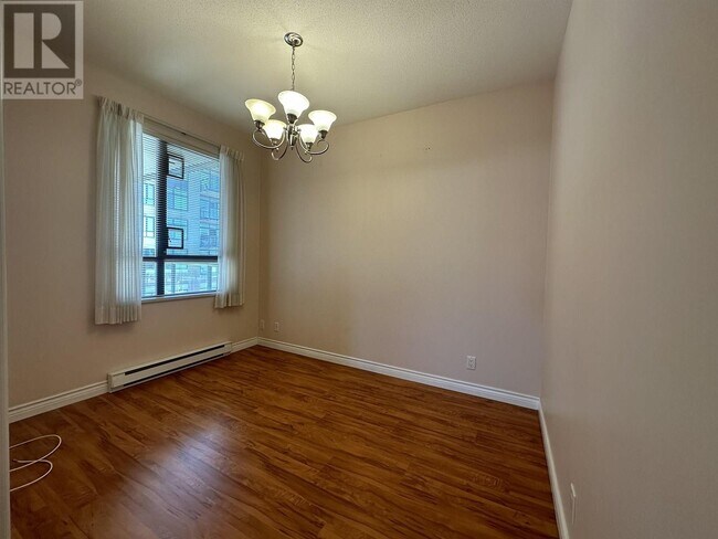 Photo du bâtiment - 588-588 W 45th Ave