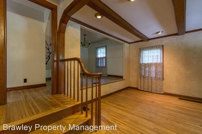 Building Photo - 3 br, 2 bath House - 321 S. Eastside Dr