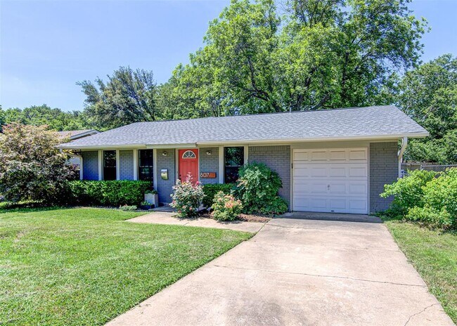 Foto del edificio - 807 Hill Wood Dr