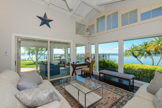 Foto del edificio - 3970 NE Breakwater Dr
