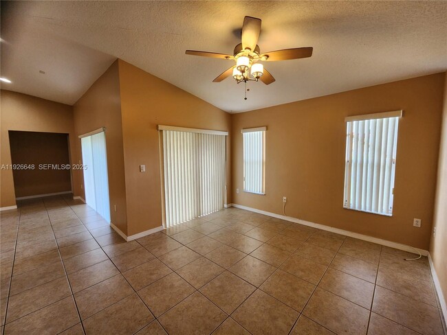 Building Photo - 1580 NE 35th Ave