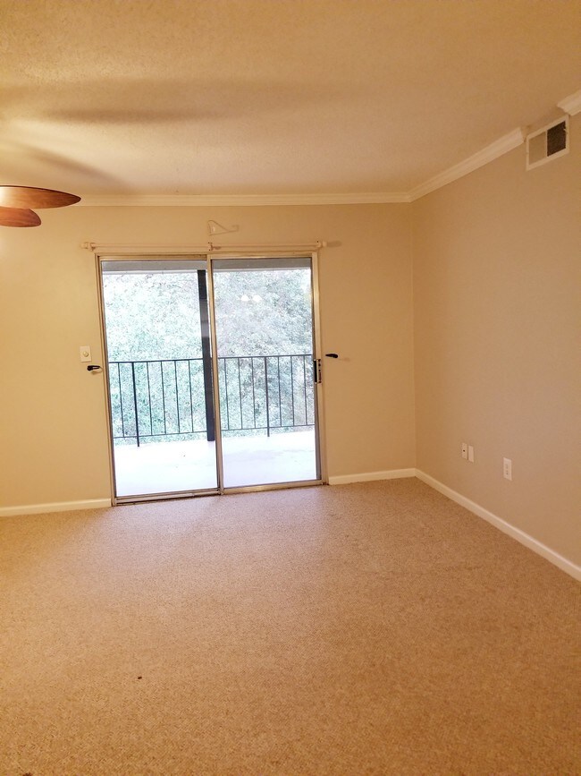 Foto del edificio - 601 Riverhill Cir