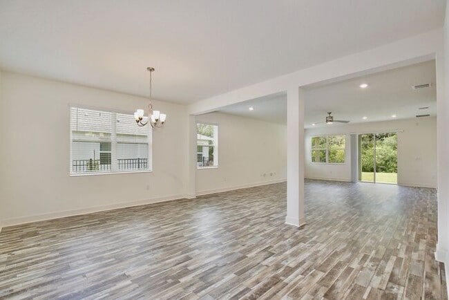 Foto del edificio - Gorgeous 4/3 Spacious Home with a 2 Car Garage Located on a Conservation Lot in Creekstone Neighb...