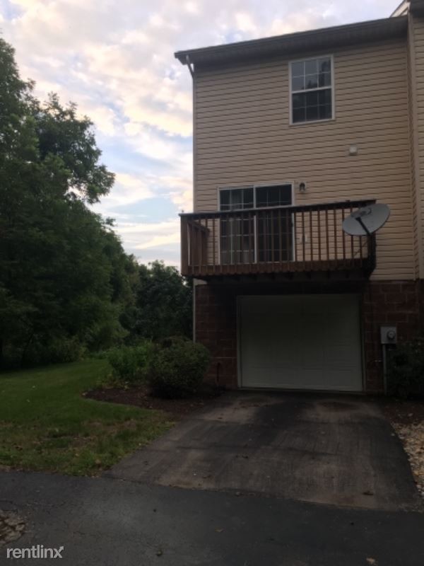 Building Photo - 2 br, 1.5 bath Townhome - 422 Silvis Way