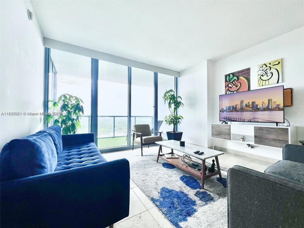 Foto principal - 601 NE 36th St