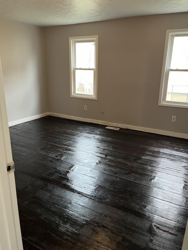 Foto del edificio - 309-311-311 Frost Ave