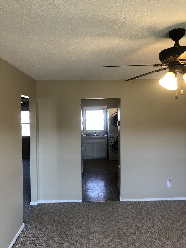 Building Photo - 1204 Lincoln Dr