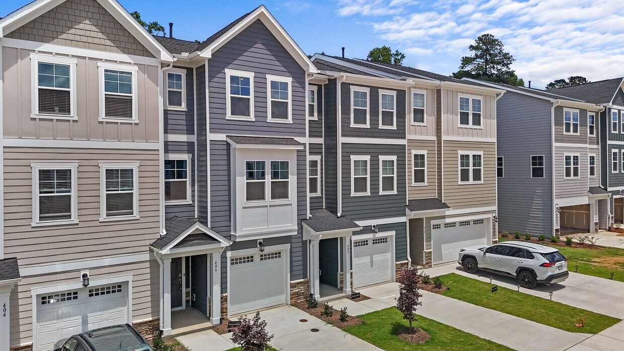 Foto principal - Gorgeous New Construction! Updated Kitchen...