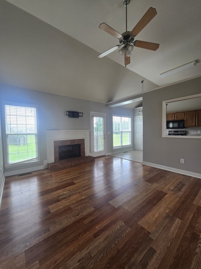 Building Photo - 2229 Dewey Dr