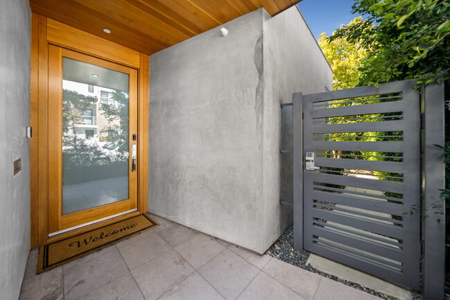 Building Photo - 11322 La Grange Ave