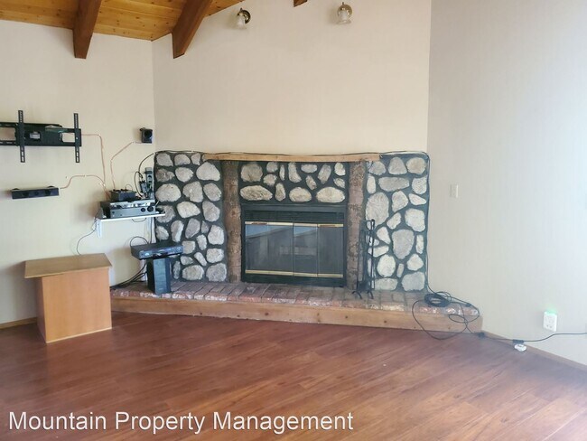 Building Photo - 2 br, 3 bath House - 858 Sierra Vista Dr