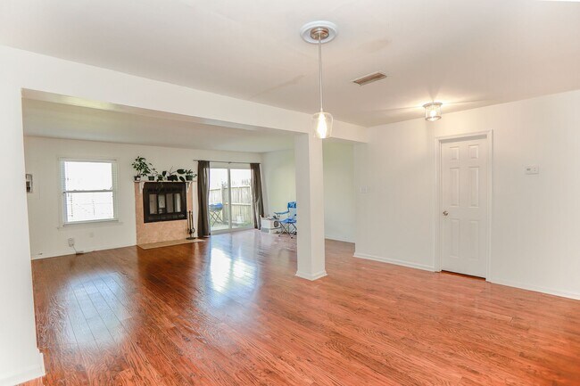 Foto del edificio - "Charming Kempsville Lake Townhome – Great Amenities & Location!"