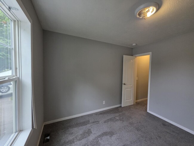 Building Photo - 11 Cardinal Hill Dr