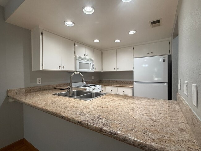 Building Photo - Bright 2 Bed 2 Bath Townhouse in Campbell!