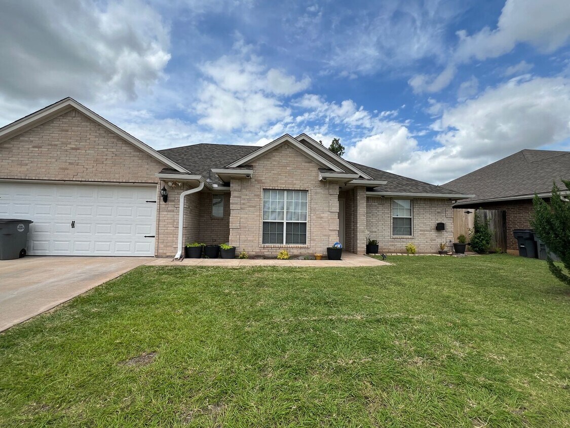 Foto principal - 4425 SW Parkway Dr