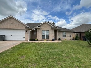 Building Photo - 4425 SW Parkway Dr