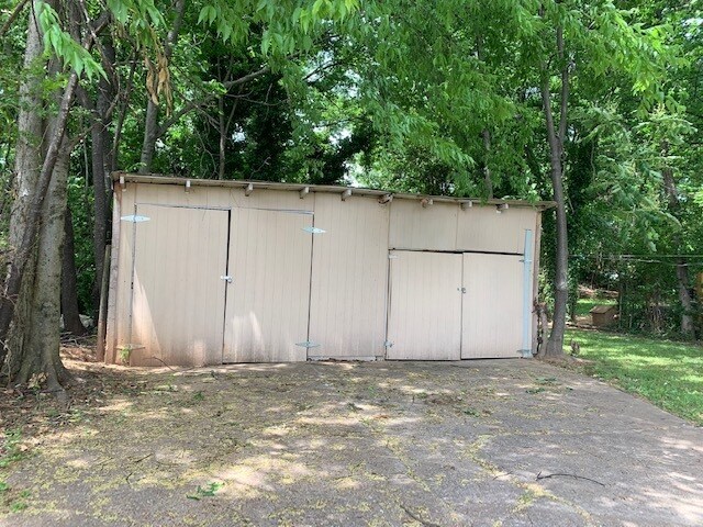 Building Photo - Cute House with Large Storage Building