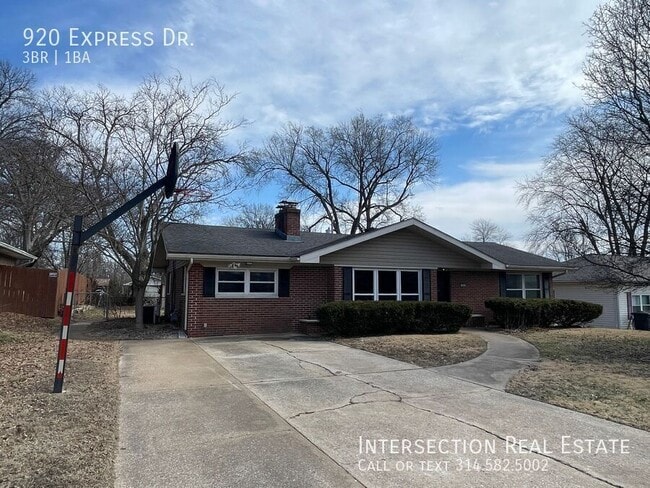 Building Photo - 920 Express Dr