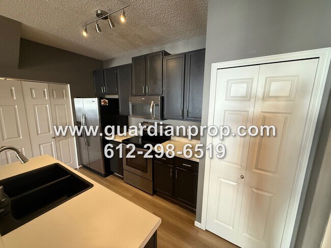 Foto del edificio - Woodbury Townhouse Available September  1, Open Floor Plan, Loft Area, Fireplace, Updated Kitchen...