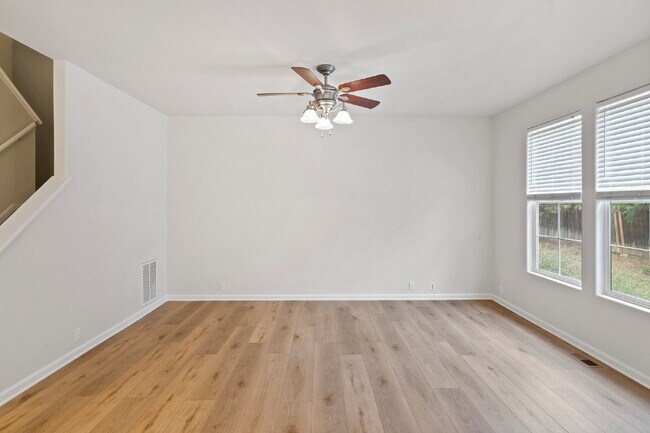 Foto del edificio - Stylish 3-Bedroom Townhome Just Minutes fr...