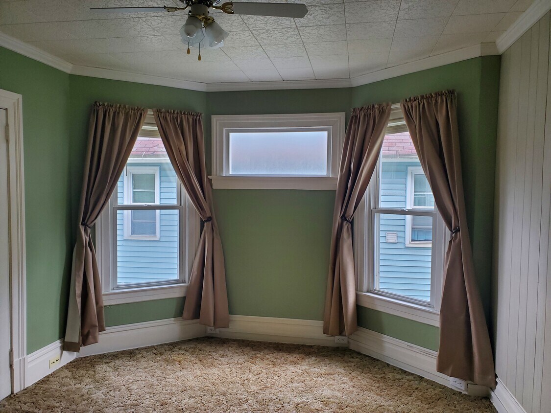 spacious bedroom with nice sized closet - 1505 S Bell Ave