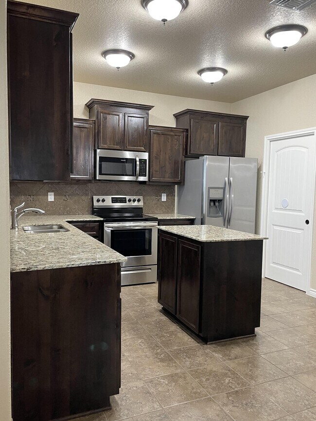 Foto del edificio - 1713 Risen Star Ln