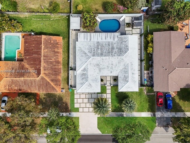 Building Photo - 6951 Miami Lakeway S