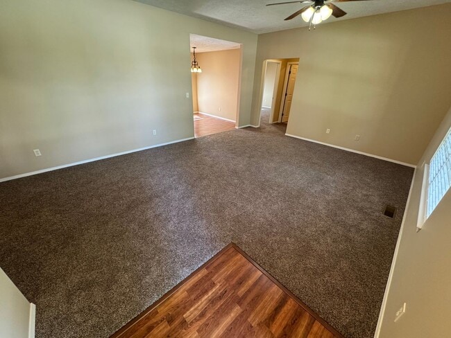 Building Photo - Beautiful 3 bedroom 2 Bathroom Home locate...