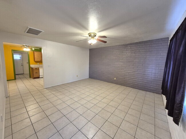 Foto del edificio - 6566 E Hawk Dr