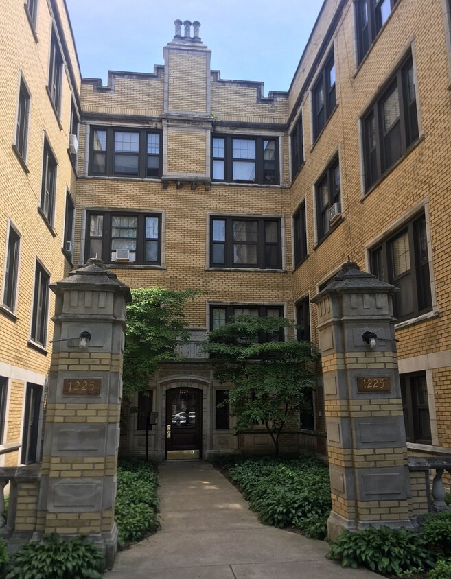 Building Photo - 1230 W Chase Ave