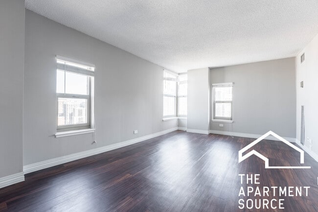 Building Photo - 2BR1BA in River North!