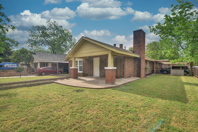 Building Photo - 2 bedroom 1 bath w/ office