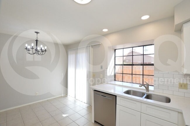 Building Photo - 4901 E Kelton Ln