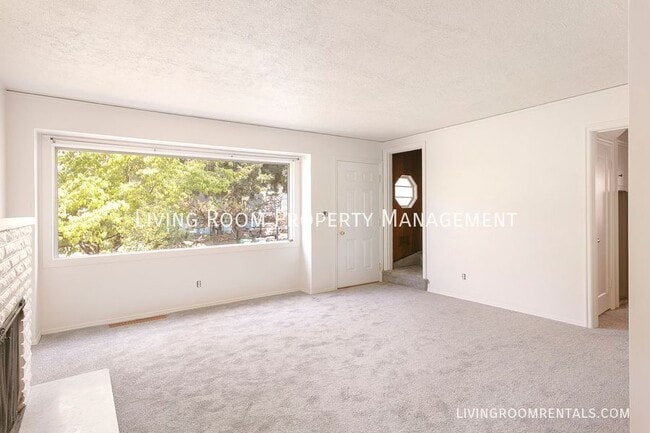 Building Photo - 3740 SE Tibbetts St