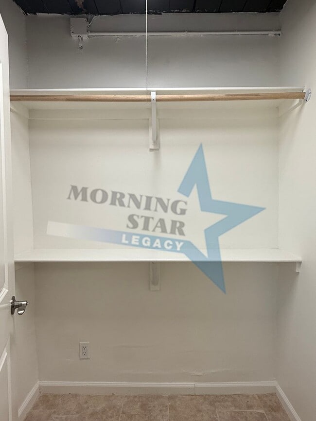 Foto del edificio - Charming Updated Home w/ Enclosed Yard & Storage