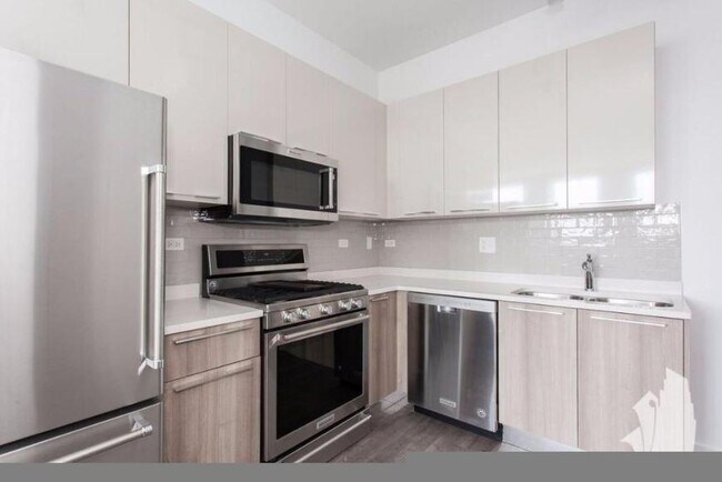 Building Photo - 3 bedroom in Chicago IL 60613