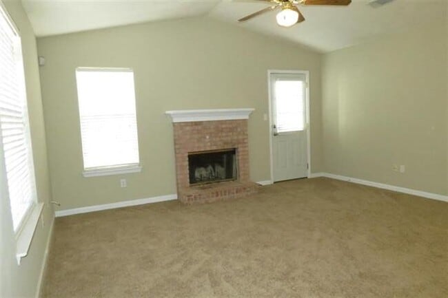 Building Photo - 2BR/2BA Townhome