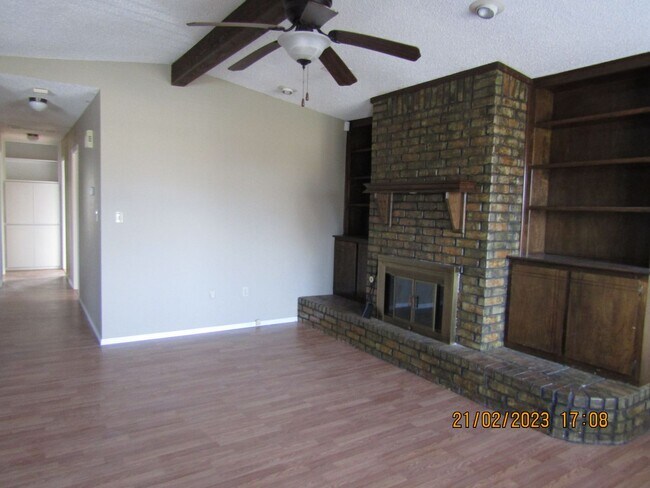 Building Photo - PETS IS NEGOTIABLE WITH OWNER APPROVAL!