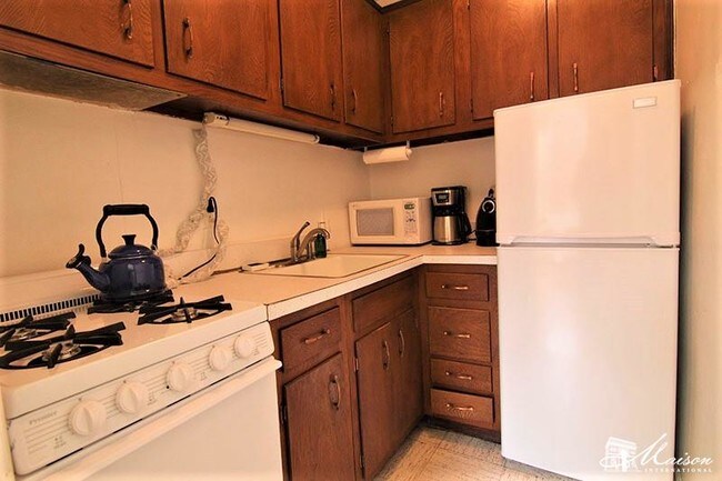 Building Photo - 143 W 95th St