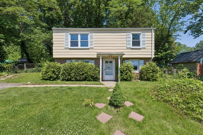 Photo - Beautiful 2 Levels Detached Home, with lots of upgrades.