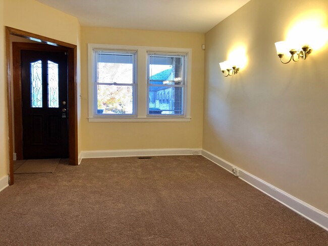 Building Photo - Remodeled 3 Bedroom Townhome in Lauraville!