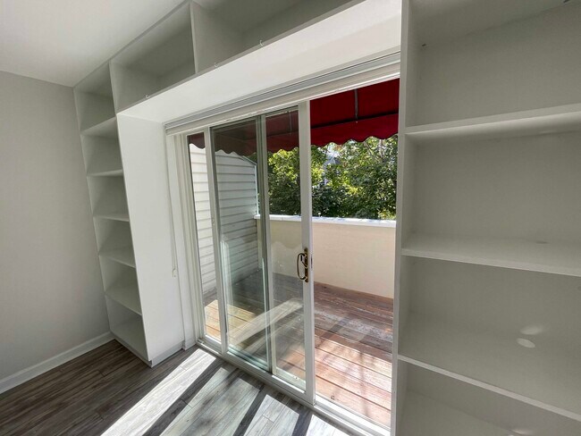 Built-in bookshelves and balcony in living room - 1111 Maxwell Ave
